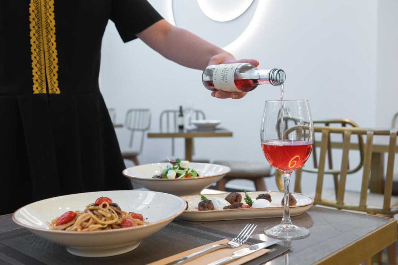 Hellenic Vibes Smart Hotel 雅典 外观 照片 A server serving wine