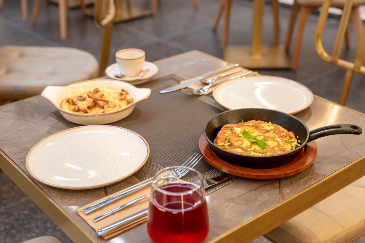 Hellenic Vibes Smart Hotel 雅典 外观 照片 A meal at the restaurant