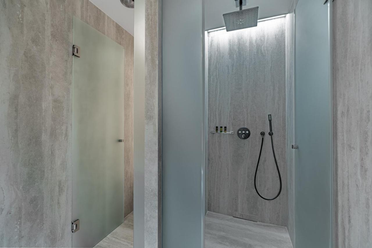 Hellenic Vibes Smart Hotel 雅典 外观 照片 A shower cubicle
