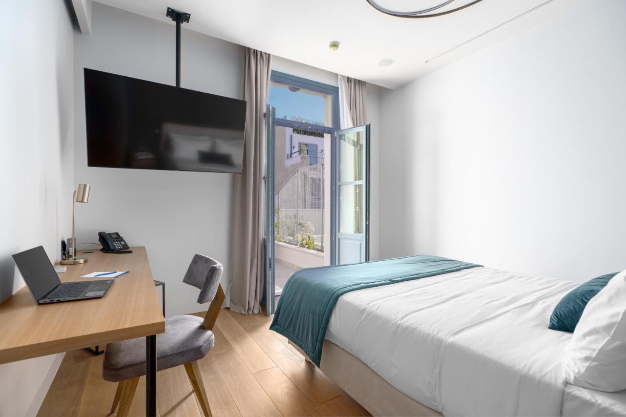 Hellenic Vibes Smart Hotel 雅典 外观 照片 A room at the hotel