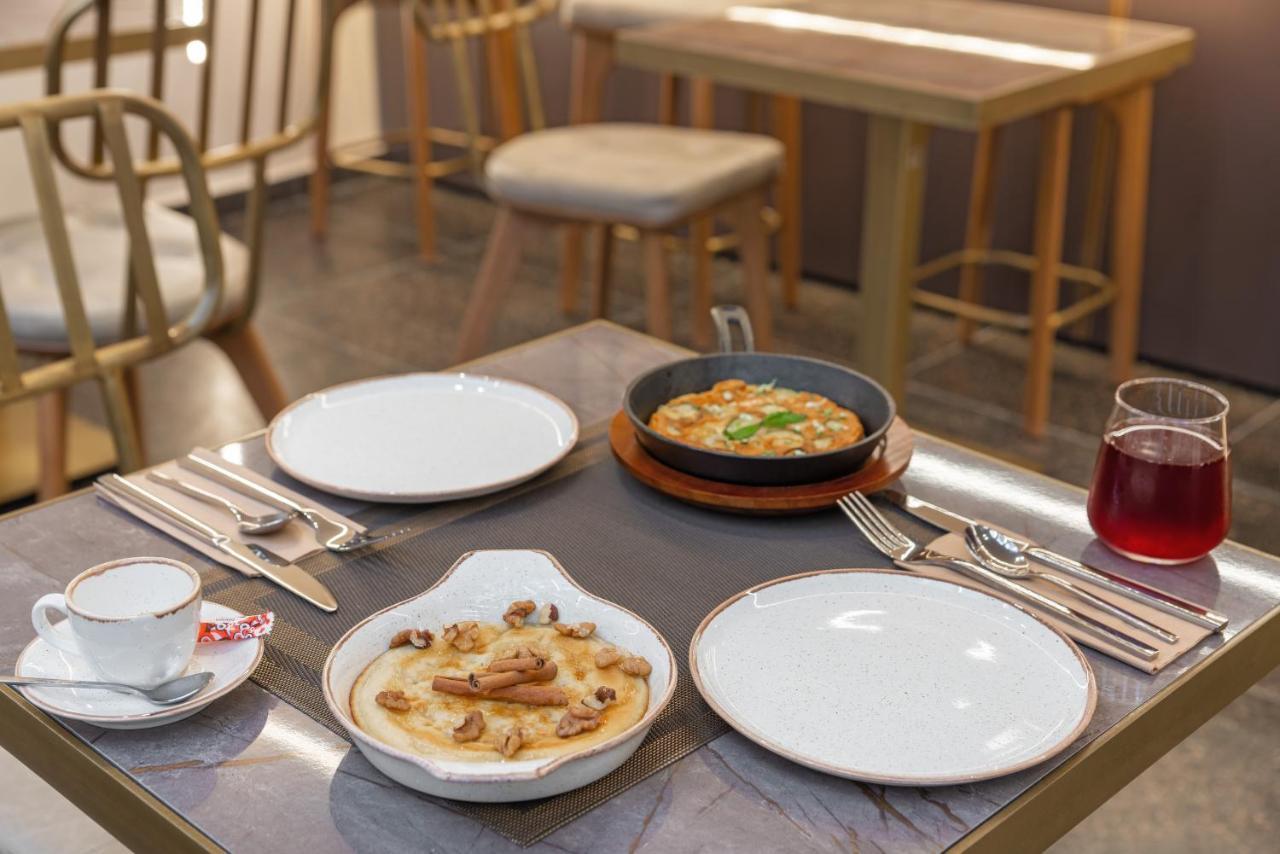 Hellenic Vibes Smart Hotel 雅典 外观 照片 A table at a restaurant