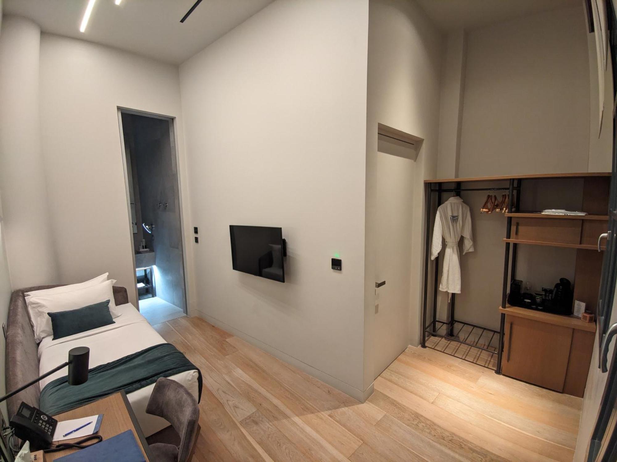 Hellenic Vibes Smart Hotel 雅典 客房 照片 A room at the hotel