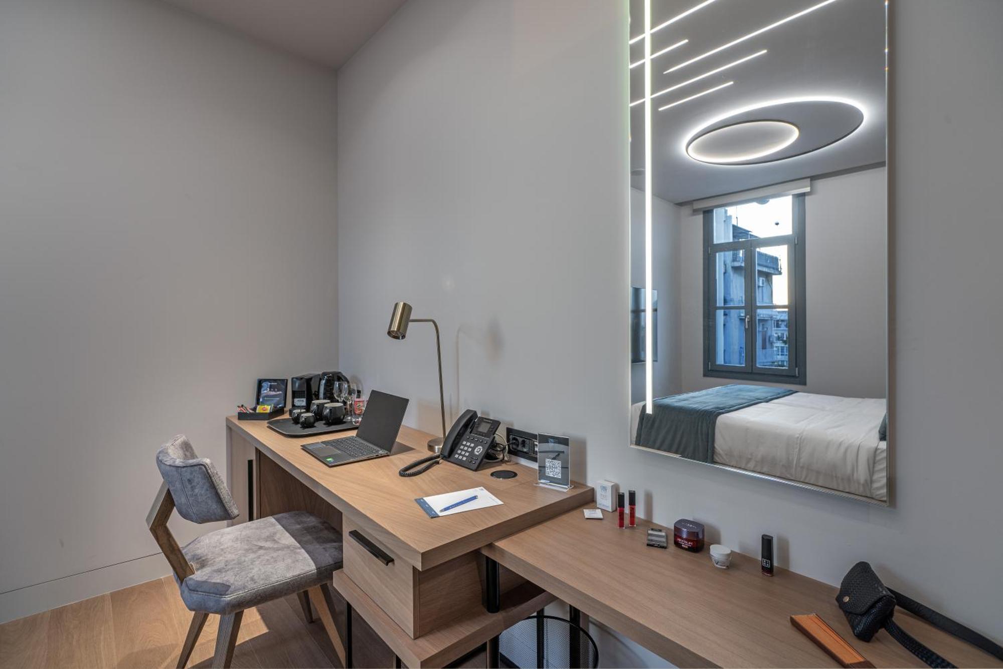 Hellenic Vibes Smart Hotel 雅典 外观 照片 A room at the hotel