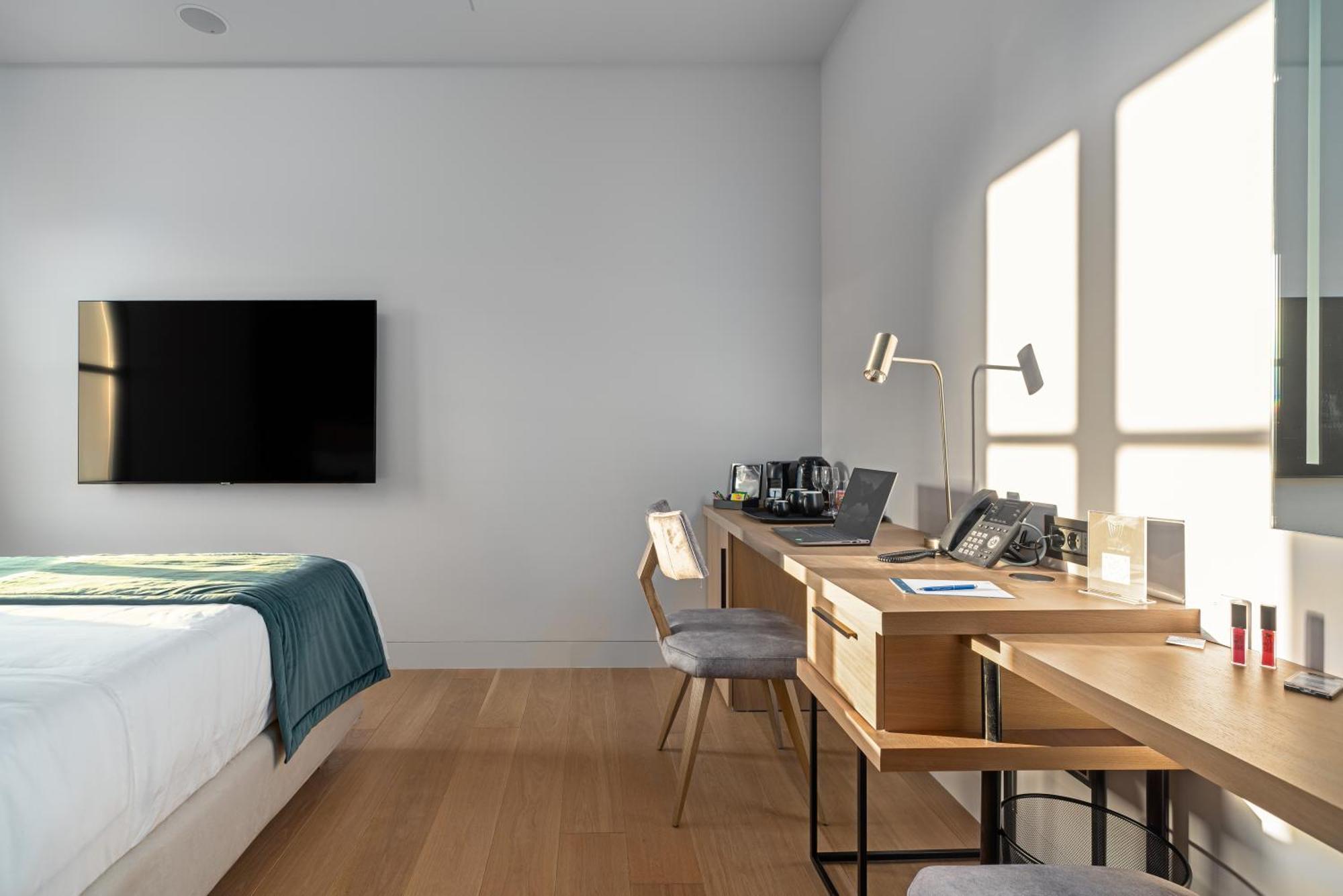 Hellenic Vibes Smart Hotel 雅典 外观 照片 A room at the hotel
